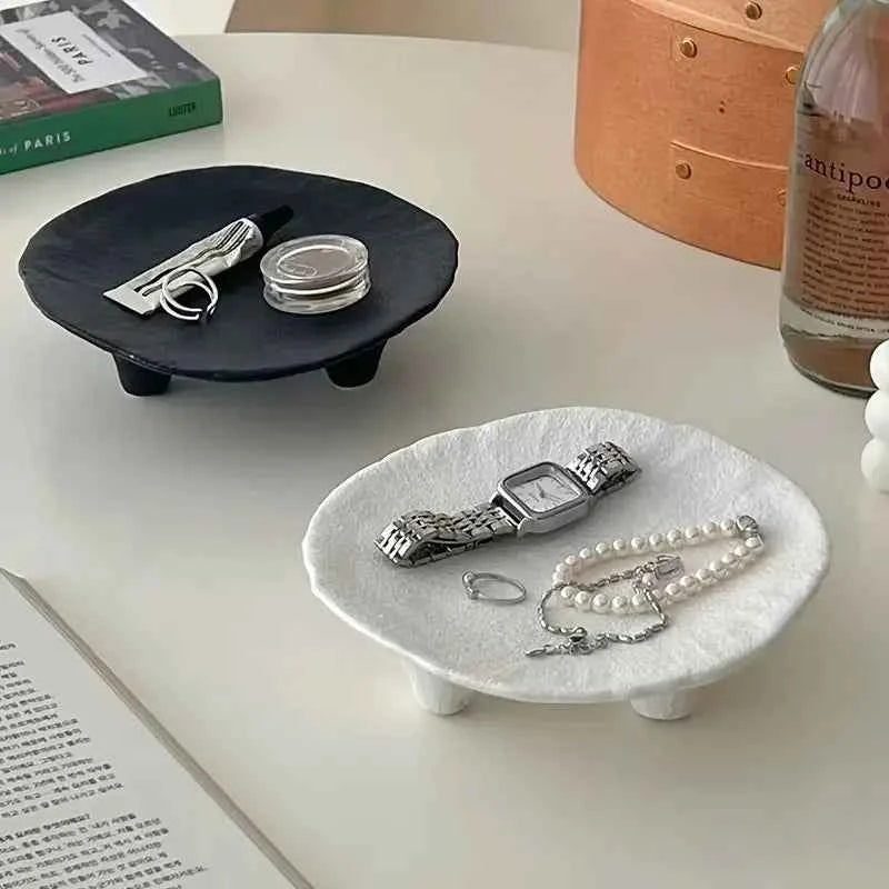 Creative Ceramic Jewelry Tray with Unique Three-Legged Artistic Design Multifunctional Oval Desktop Accessory Tray